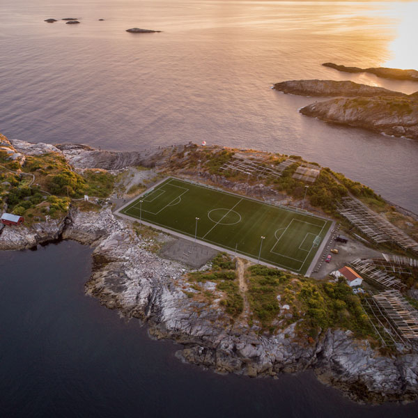 Fotbalový stadion uprostřed oceánu