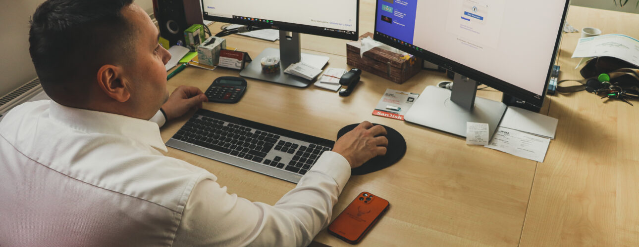 Břetislav sedí u aplikace Boldem - email marketing